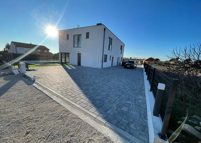 T & V Villa *